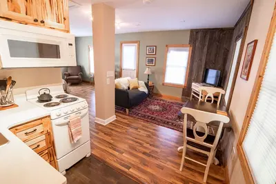 Image de Newly remodeled, private, sunny downtown apartment; near restaurants & shopping.