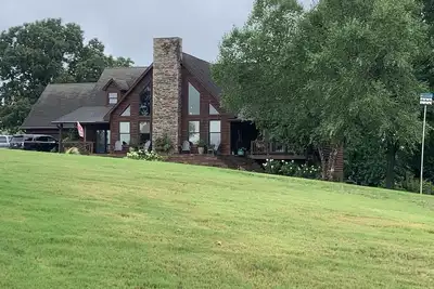 Image de Fabulous Lakeview home with stone fireplace located in Springville / Buchanan