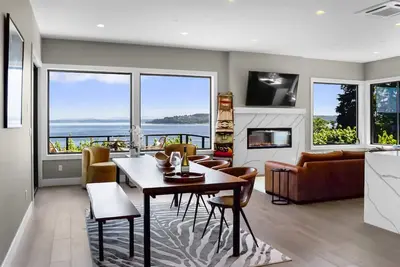 Image de Panoramic Water Views from Expansive Luxury Point Ruston Estate