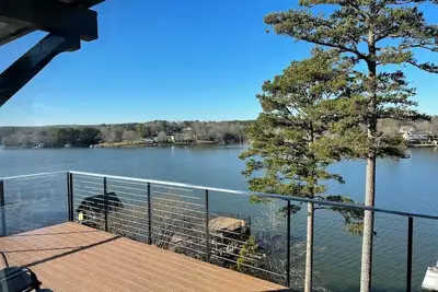 Image de Modern Lakefront Views at Lake Hickory Haven