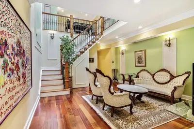 Image de Spacious Home with Antique Decor