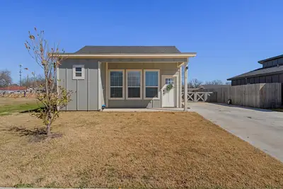 Co-Town Cottage | Tiny Home Blocks from Baylor