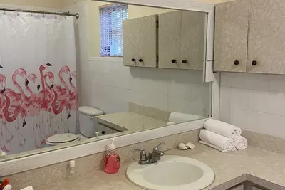 Image de 3 Bedroom, 2 bathroom family home in quiet residential area.