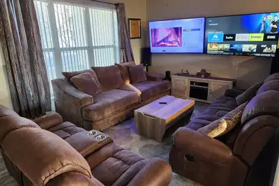 Fun house with Games, Mini Arcade, Laser lights. Sleeps 10!