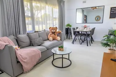 Image de 5 mins walk to station, Entire Sydney House 悉尼整栋度假屋, 五分钟步行到火车站