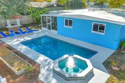 Image de The Blue Pearl - Pool Retreat 7 Min to Beach!