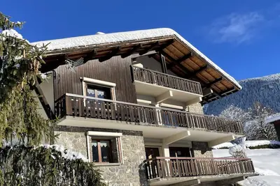 Image de vue panoramique, grand balcon, plein soleil, lumineux et fonctionnel, parking.