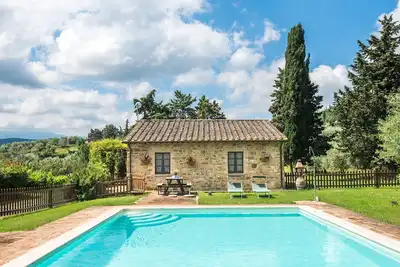 Ferme 'Villa Agriturismo Il Pratone' avec vue sur les montagnes, piscine privée et Wi-Fi.