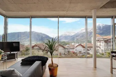 Image de Appartement 'Villa Alvarium Eins' avec vue sur les montagnes, terrasse privée et Wi-Fi.