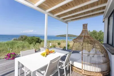 Image de Right Next to the Beach, White Villa