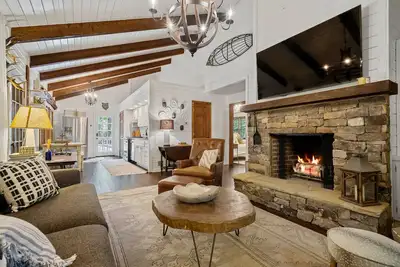 Image de Modern cabin in Big Canoe