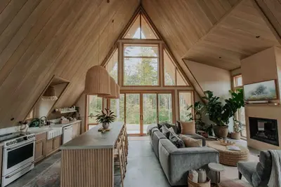 Image de *New* Luxury A-Frame by Sunday River w/ hot tub