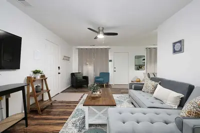 Image de 3 Bed 2 Bath Renovated Cozy Farmhouse