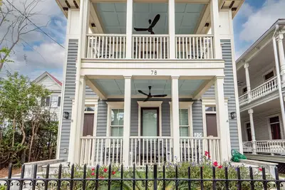 Image de Porches, Patio & Parking – 2 Blocks to King St!