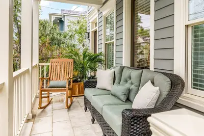 Image de Peaceful Porch + Parking - 2 Blocks to King St!