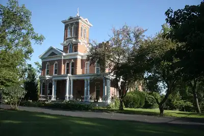Image de Historic and Inspirational Mansion in quaint Mo river town!