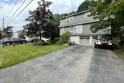 Image de Spacious university area home with a park side view, one mile away from Su.