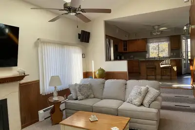 Image de Spacious Family Vacation Home - 2. 2 miles to Misquamicut Beach!