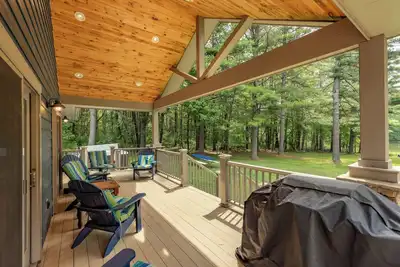 Image de Hot Tub, Fireplace, Dock & Lake Views Await