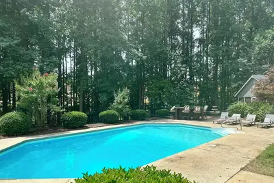 Image de Newly renovated modern & spacious home complete with a private pool!