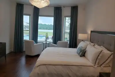 Image de Lake Front Home