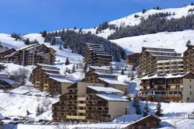 Image de À 150m des pistes de ski, 1er étage, vue dégagée, balcon, parking, télévision, casier à ski, 27m²