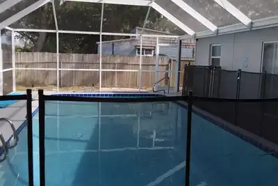 Image de Spacious Remodeled  Super Clean Pool Home 4/2 with Big Pool 3 Miles to Beaches