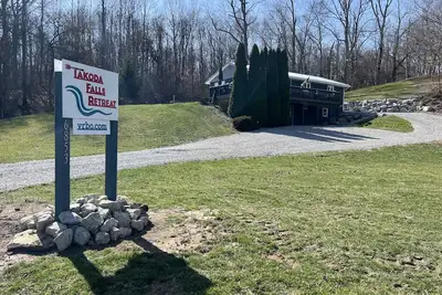 Image de Cozy country retreat with hot tub — also accepting short term rentals