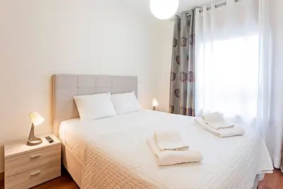 Image de 2br Flat by Metro w/ Free Parking by LovelyStay
