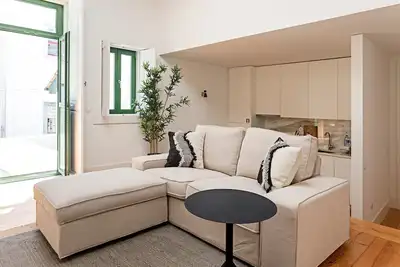 Image de Central 2br Apartment w/ Patio by LovelyStay