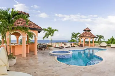 Image de 6 Bedroom Luxury Villa with Full Staff