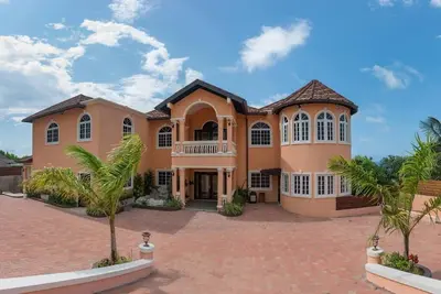 Image de 9 Bedroom Luxury Villa-Montego Bay Jamaica with Pool & Staff