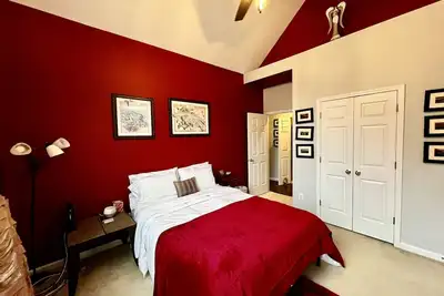 Image de Perfect luxury home, close to social settings but far enough for peace.