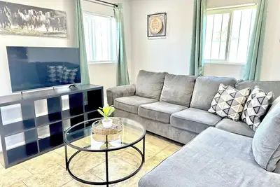 Image de Peaceful House! Huge gated parking space. Relaxing Home! !