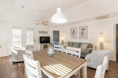 Image de Steps to the beach- 2Bd 2Bth Cottage- Pool -Off of Shore Drive