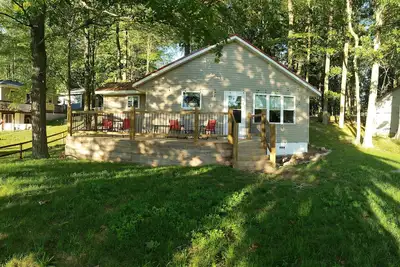 Image de Sunset Cottage: Lakefront Escape - Fenced Yard - Pet Friendly - Kayaks - Fishing
