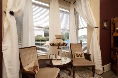 Image de Charming Victorian home. . . . Cal-King & 2 Queens. . . walk to Old Town and the bay.