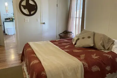 Image de Convenient In-Town Stay, with an Out-of-Town Feel!