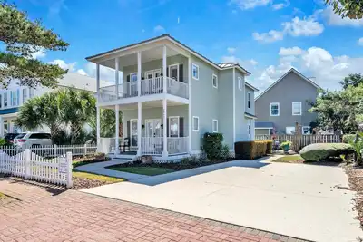 Image de Stunning Destin Crystal Beach House~Steps to Beach & Pool~Prime Location