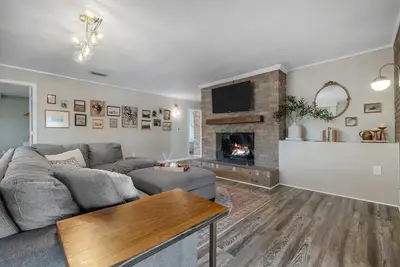 Image de Hummingbird Haus \\\\ 6 Bedrooms \\\\ Mid-Century \\\\ 2-Unit Home \\\\ 2 Kitchens