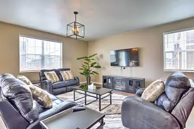 Image de 10 Mi to Dia: Spacious Aurora House w/ Yard!