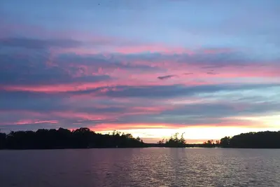 Image de Cozy lakefront cottage on scenic walking trail