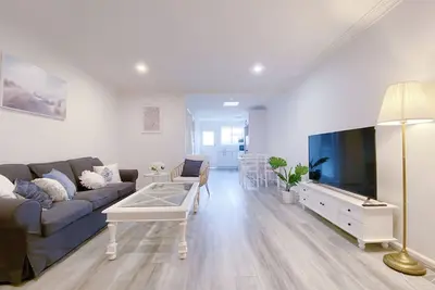 Image de Newly renovated! Minutes away from Mother's Beach and Main Street!