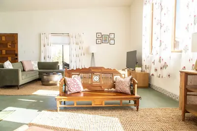 Image de Eclectic, Art-filled Studio with Fantastic Views