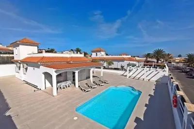 Nice House With Private Pool In Large Terrace And Barbecue Area