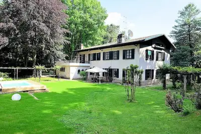 Image de Villa Nausica: An elegant and welcoming three-story villa surrounded by a large private park in the hills of Brianza, with Free Wi-Fi.