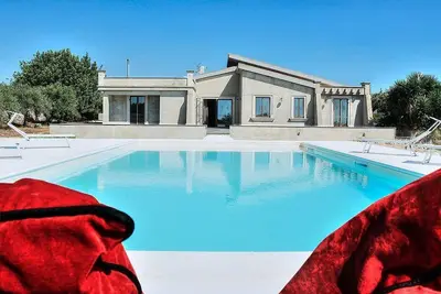 Villa Manon: A cozy and welcoming two-story villa in a quiet position, surrounded by the Sicilian countryside, with Free Wi-Fi.