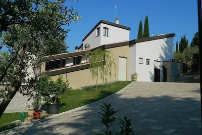 Image de Casa Ennio: A modern and graceful two-story apartment that is part of a villa situated in a quiet location, a few minutes from the town center, with Free Wi-Fi.