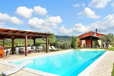 Image de Villa Norma: An elegant and welcoming two-story villa located on top of a small hill, with Free Wi-Fi.