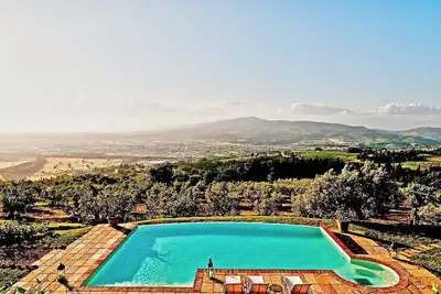 Image de Villa Collarina Grande: An elegant and welcoming two-story age-old farm house surrounded by the greenery, with Free Wi-Fi.